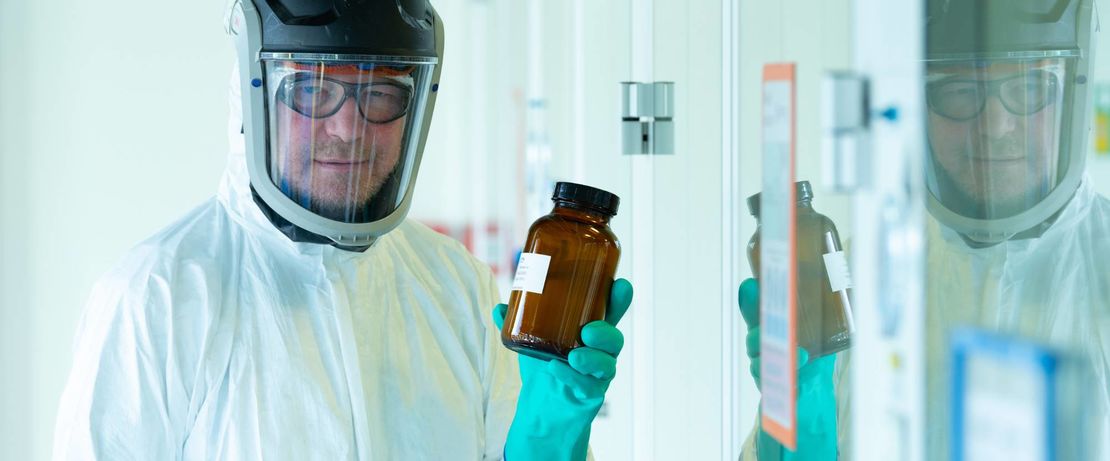 Lipide für den COVID-19-Impfstoff von BioNTech: Evonik-Chemikant Mathias Günther mit einer abgefüllten Lipid-Charge am Produktionsstandort Hanau.