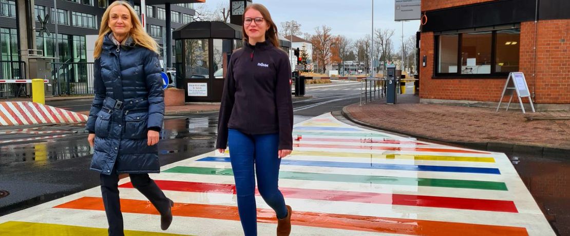 Evonik-Standortleiterin Kerstin Oberhaus und Sandra
Diehl, Mitarbeiterin im Innovation Management bei Röhm,
sind sich einig: Farbe macht gute Laune!      
 