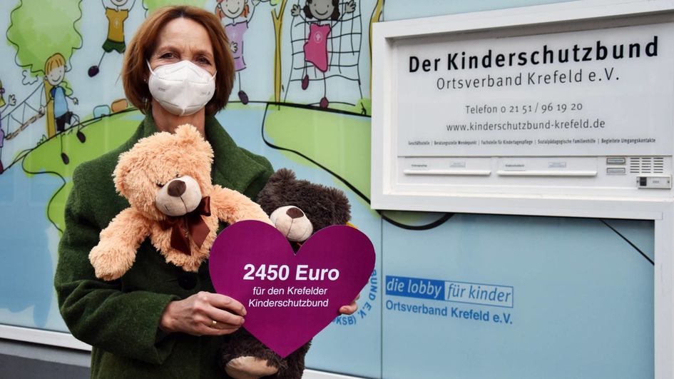 Birgit August, Vorsitzende des Krefelder Kinderschutzbunds, freute sich über die Spende und die Teddys. Foto: Evonik
 