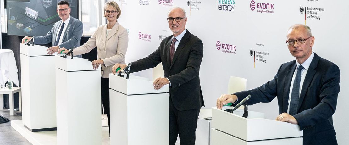 Commissioning of the Rheticus test plant in Marl (from left to right): Stefan Kaufmann, Innovation Officer "Green Hydrogen" of the Federal Ministry of Education and Research, Anja Karliczek, Federal Minister for Research, Dr. Harald Schwager, Deputy Chairman of the Board of Management Evonik Industries AG, Prof. Dr. Armin Schnettler, Executive Vice President New Energy Business, Siemens Energy. Copyright: BMBF/Hans-Joachim Rickel
