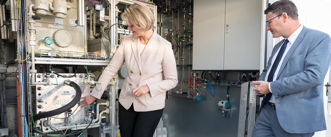 Commissioning of the Rheticus test plant in Marl by Evonik and Siemens-Energy. Minister Anja Karliczek and Stefan Kaufmann, Innovation Officer "Green Hydrogen", both from the Federal Ministry of Education and Research. Copyright: BMBF/Hans-Joachim Rickel